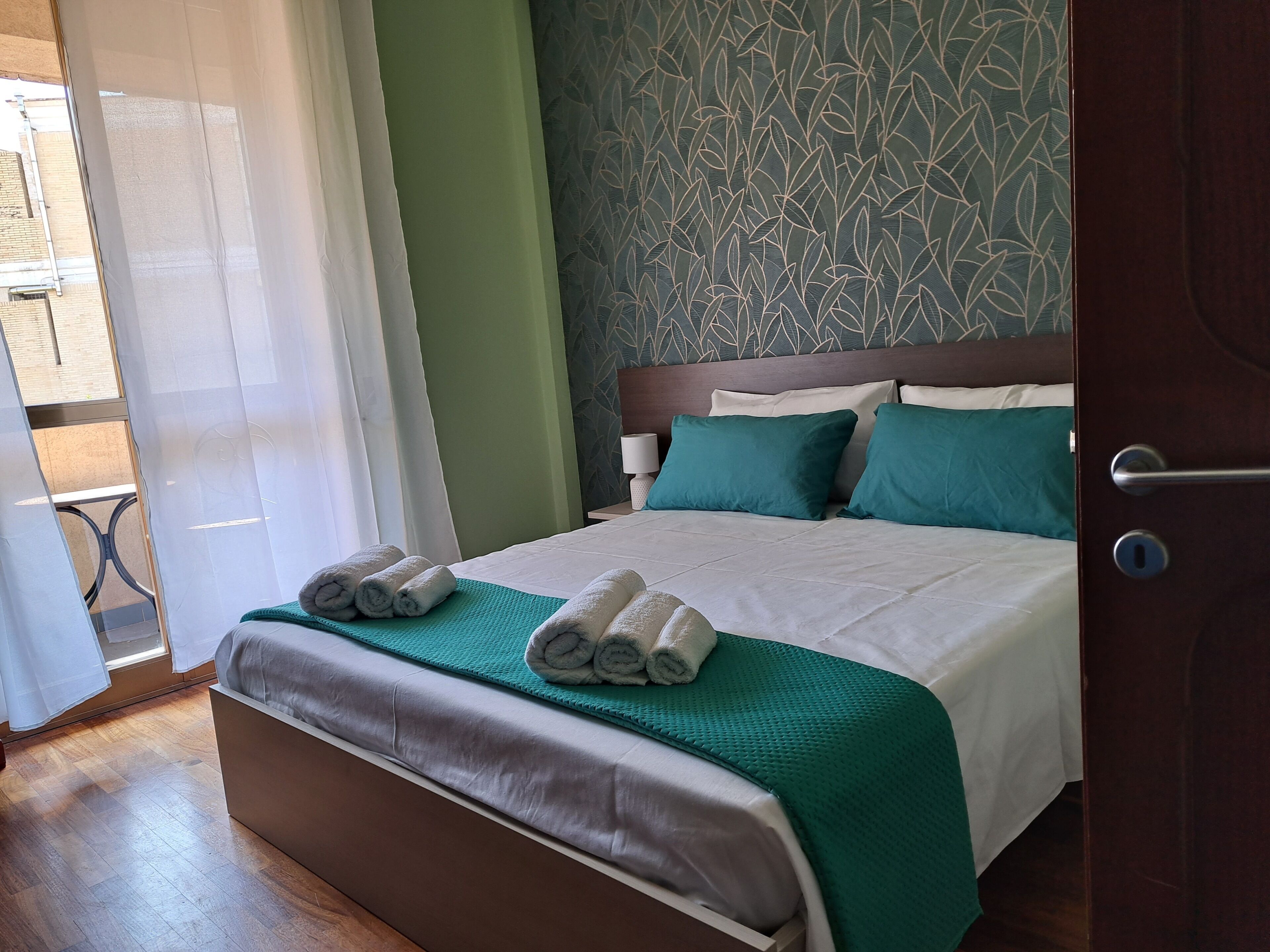 Quarto quádruplo, sacada, vista para a cidade | Quartos à prova de som, Wi-Fi de cortesia