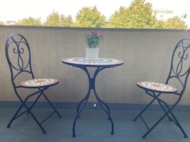 Habitación con 1 cama doble o 2 individuales, balcón, vistas a la ciudad | Restaurante al aire libre
