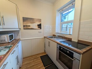 Oven, cookware/dishes/utensils - 2 Bed in Keswick (oc-sz417) (Keswick)