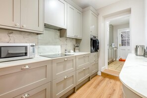 烤箱、高脚椅、厨具/餐具