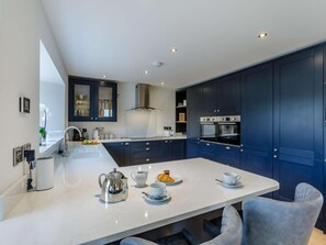 Oven, dishwasher, highchair, cookware/dishes/utensils - 5 Bed in Barnstaple (oc-85165) (Brayford)