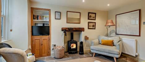 TV, fireplace