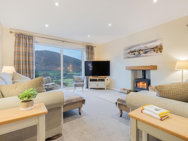 TV, fireplace - 4 Bed in Keswick (oc-sz204) (Stair)