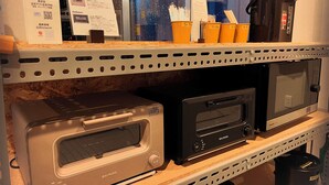 Un área de cocina con una encimera que muestra un tostador, un microondas y una cafetera.