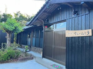 Exterior detail - Sun In Do (Shimanto)
