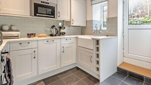焗爐、洗碗機、高腳椅、廚房用具/餐具/器皿