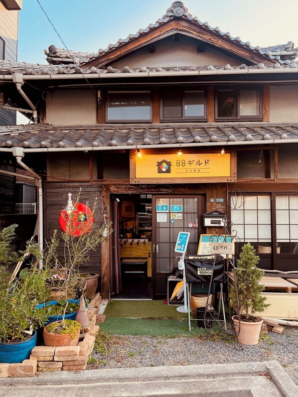 Exterior detail - 88 Guild (Matsuyama)