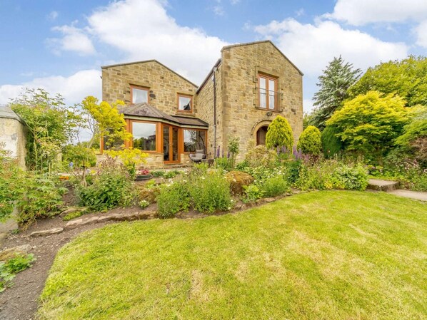 A stone house with a garden, a conservatory, and a clear sky. - 5 Bed in Durham (oc-85257) (Lanchester)