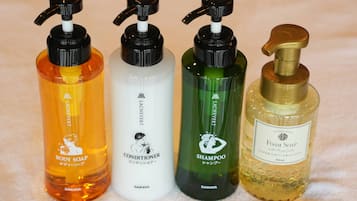 Quatro frascos de produtos de higiene pessoal.