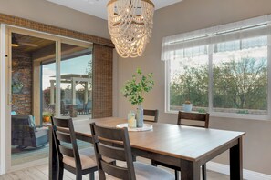 Dining - Spacious 3-bedroom house in Dove Mountain w/ gorgeous private yard & pool! (Marana)