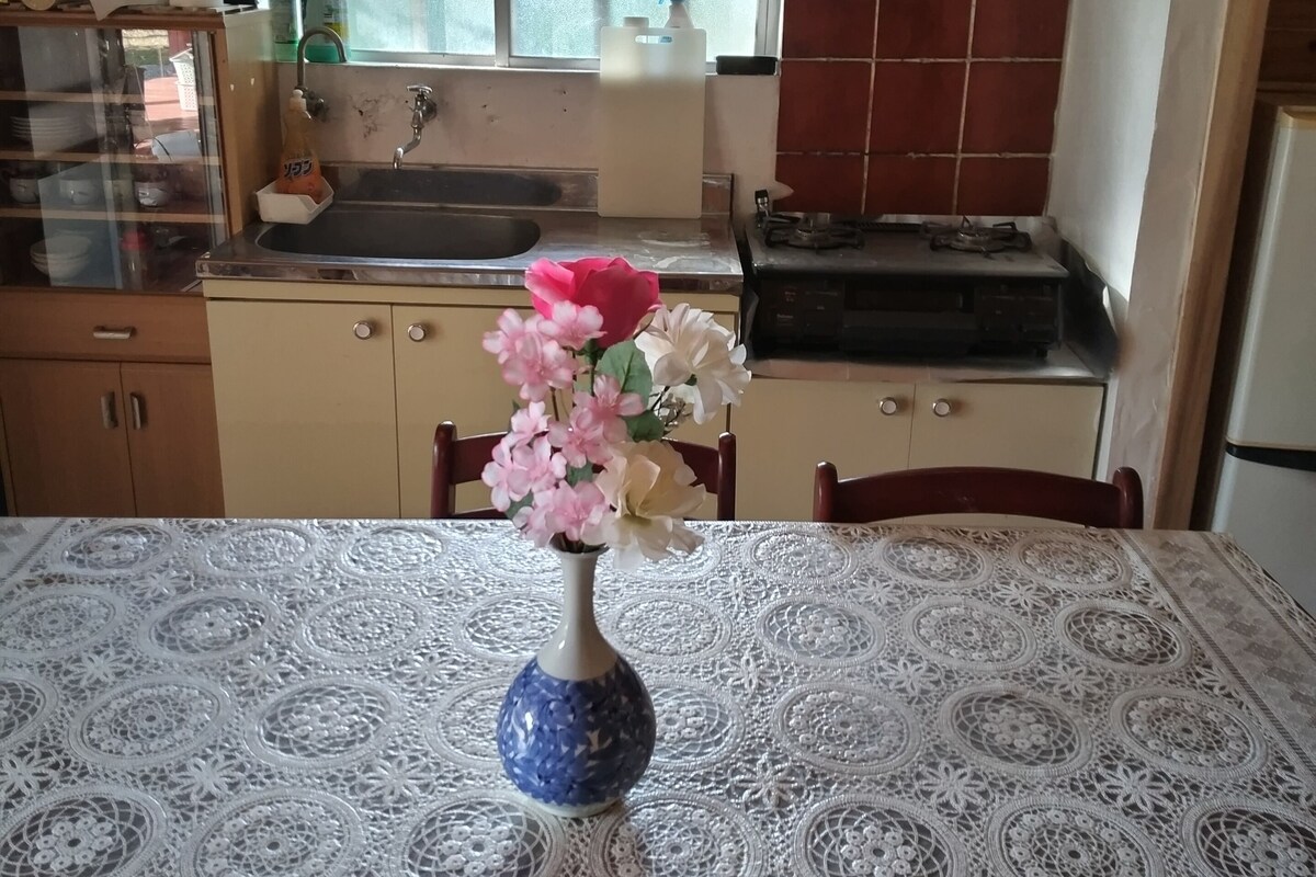 Een keuken met een spoelbak, kasten en een raam.