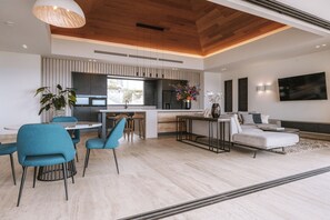 Un interior moderno con comedor, cocina y sala de estar.