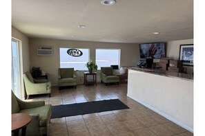 Lobby sitting area - Sunshine Inn (Yakima)