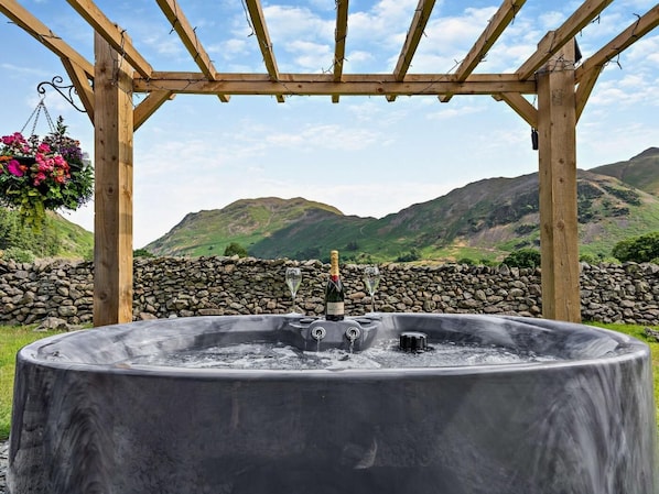 Outdoor spa tub - 1 Bed in Penrith (oc-85532) (Deepdale)