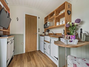 Microwave, cookware/dishes/utensils - 1 Bed in Penrith (oc-85532) (Deepdale)
