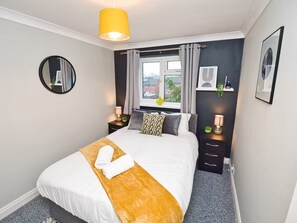 Room - *Sleeps 6* 4 Bedroom House + DriveContractors (Birmingham)