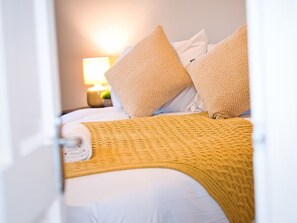 Room - *Sleeps 6* 4 Bedroom House + DriveContractors (Birmingham)