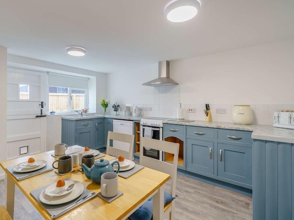 Microwave, oven, dishwasher, cookware/dishes/utensils - 2 Bed in Cockermouth (oc-85680) (Blindcrake)