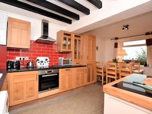 Oven, dishwasher, high chair, cookware/dishes/utensils - 3 Bed in Conwy (oc-85844) (Llanbedr-y-cennin)