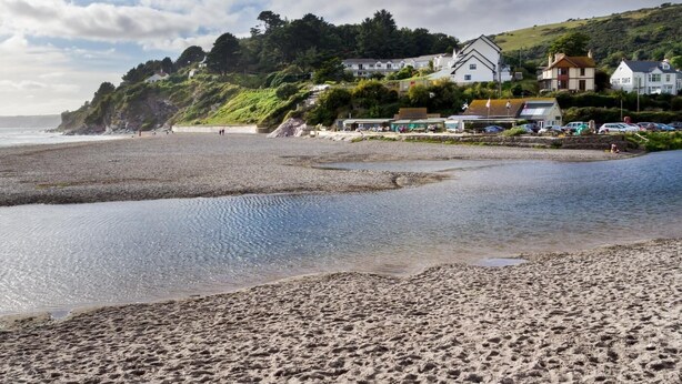 A coastal beach with houses, a clear sky, and calm water. - 2 Bed in Honiton (oc-85816) (Sheldon)