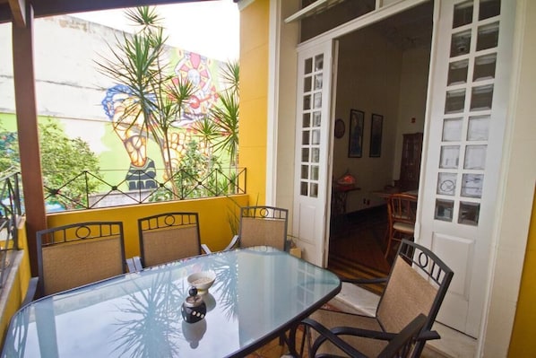 Outdoor dining - Hostel Guanaaní (Vitória)