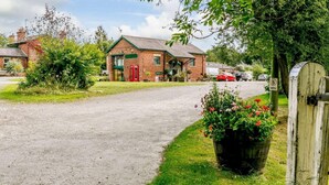 A rural setting with a brick building, a gravel path, and a mailbox. - 1 Bed in Ripon (oc-85511) (Masham)