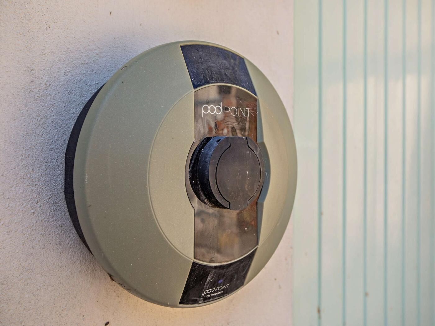 Un objet circulaire doté d’un bouton central et sur lequel on peut lire l’inscription « technologie de point de contrôle de piscine », le tout étant fixé à un mur.