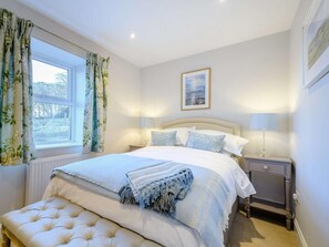 A bedroom with a bed, bedside lamps, a framed picture on the wall, and a window with curtains. - 1 Bed in Lockerbie (oc-86068) (Lockerbie)