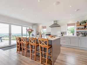 Oven, dishwasher, high chair, cookware/dishes/utensils - 5 Bed in Denbigh (oc-86009) (Llandyrnog)