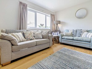 A living room with two sofas, a floor lamp, and a rug. - 3 Bed in Braunton (oc-86078) (Croyde)