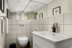 Shower, hair dryer, towels - Elegant Studio | Dolce Vita | Sea Point (Cape Town)