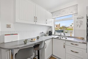 Oven, dishwasher, high chair, cookware/dishes/utensils - 2 Bed in Seahouses (oc-86092) (North Sunderland)