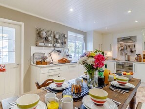 Oven, dishwasher, cookware/dishes/utensils - 3 Bed in Fakenham (oc-85522) (Hempton)
