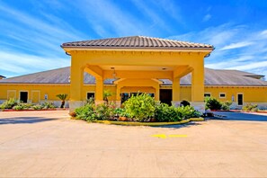 Exterior - Spacious 3-Bedroom Kitchen Suite in adorable Weslaco near Mercedes Outlet Mall (Weslaco)