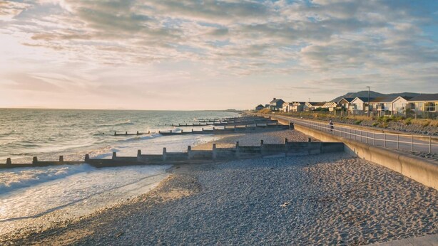 A coastal beach with a promenade, a breakwater, and seaside houses. - 3 Bed in Aberdyfi (oc-dy007) (Aberdovey)