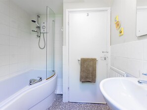 Ein Badezimmer mit Badewanne, Dusche und Waschbecken.