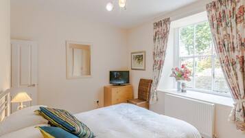 3 bedrooms, travel cot, free WiFi, bed sheets