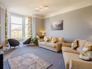 A living room with a sofa, armchairs, a rug, a plant, and a painting on the wall. - 2 Bed in Keswick (oc-86843) (Keswick)