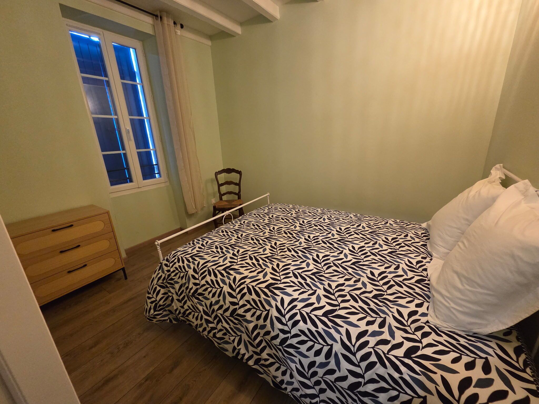 5 chambres, fer et planche à repasser, Wi-Fi, draps fournis