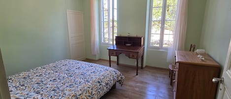 5 bedrooms, iron/ironing board, WiFi, bed sheets