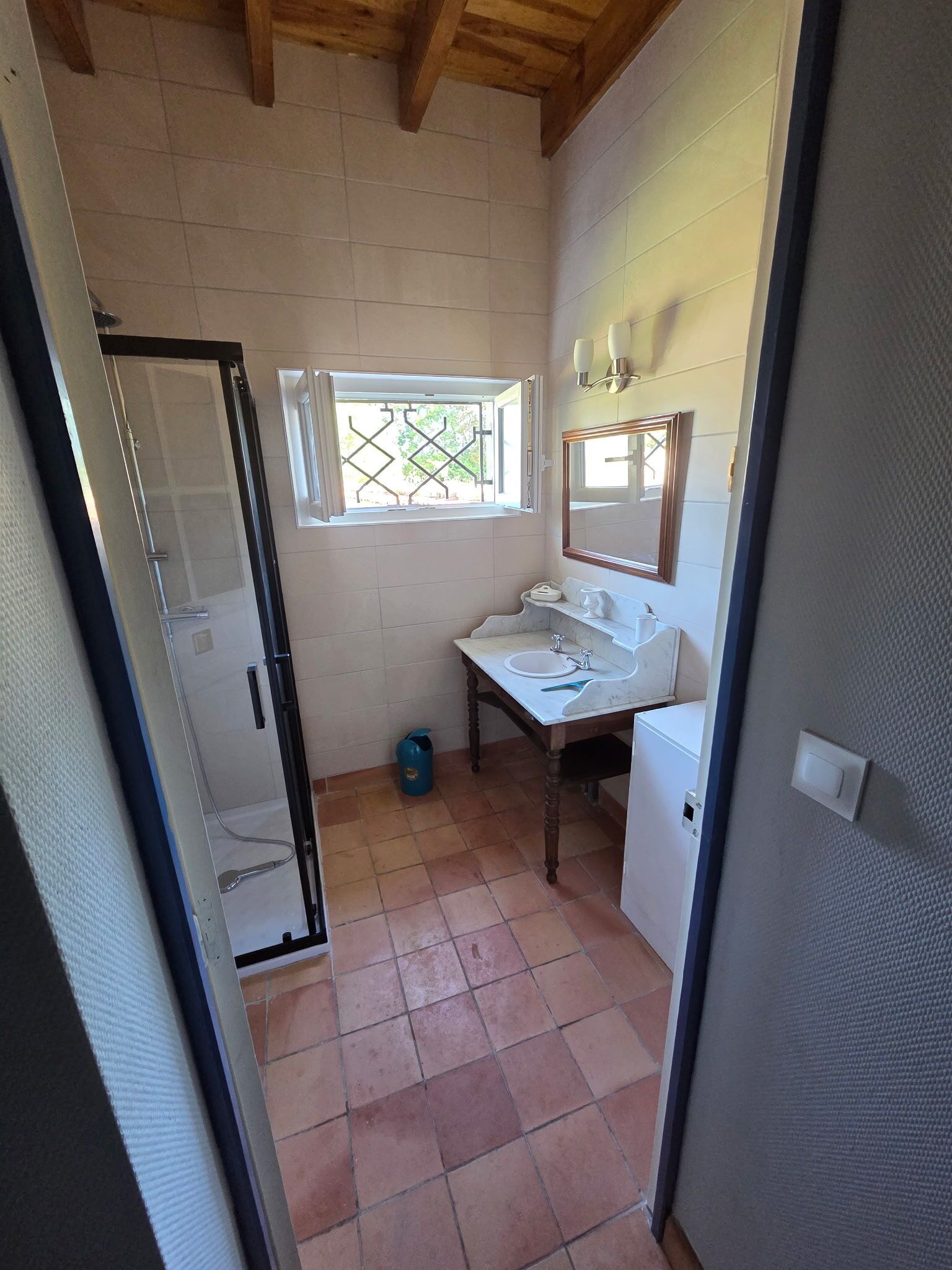 Douche, serviettes fournies, papier toilette