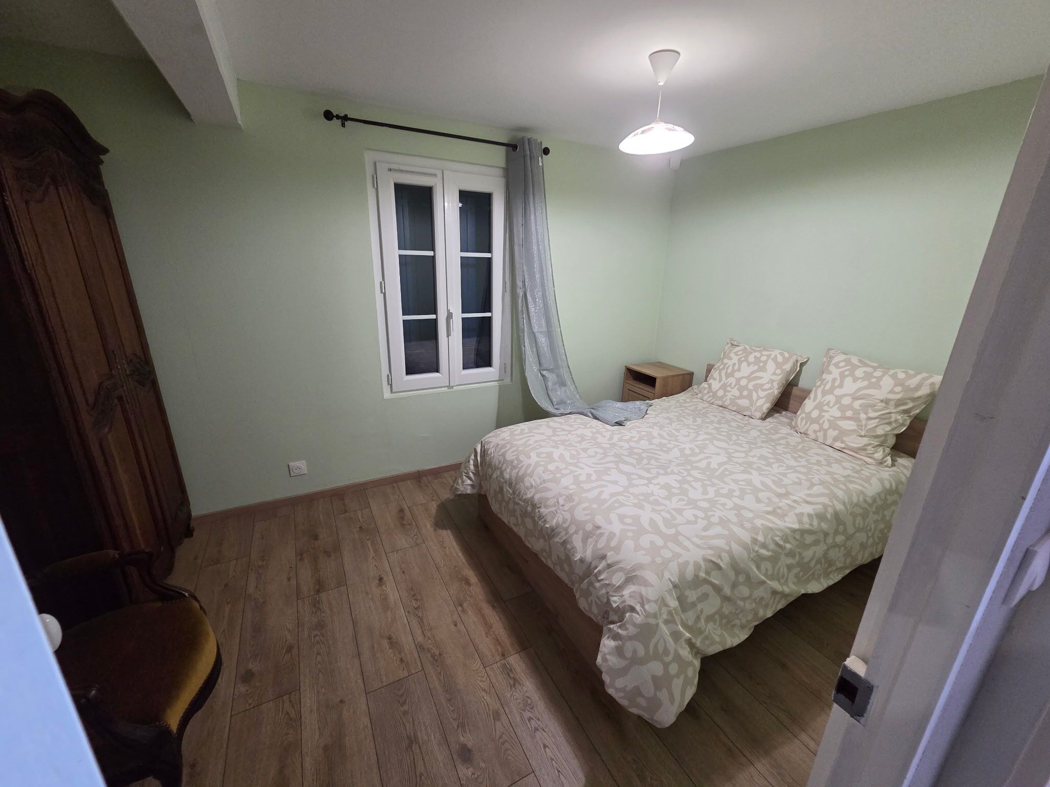 5 bedrooms, iron/ironing board, WiFi, bed sheets
