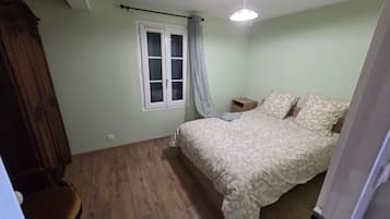 5 bedrooms, iron/ironing board, WiFi, bed sheets