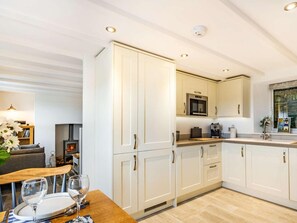 Horno, lavavajillas, periquera y utensilios de cocina 