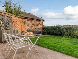 Outdoor dining - 2 Bed in Northwich (oc-85877) (Crowton)