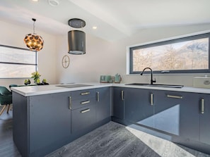 Oven, dishwasher, high chair, cookware/dishes/utensils - 3 Bed in Kinlochleven (oc-87130) (Kinlochleven)