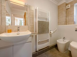 Bathroom - 4 Bed in Bridgend (oc-87141) (Ogmore-by-Sea)