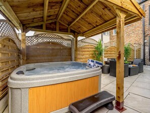 Outdoor spa tub - 3 Bed in Great Ayton (oc-85937) (Great Ayton)