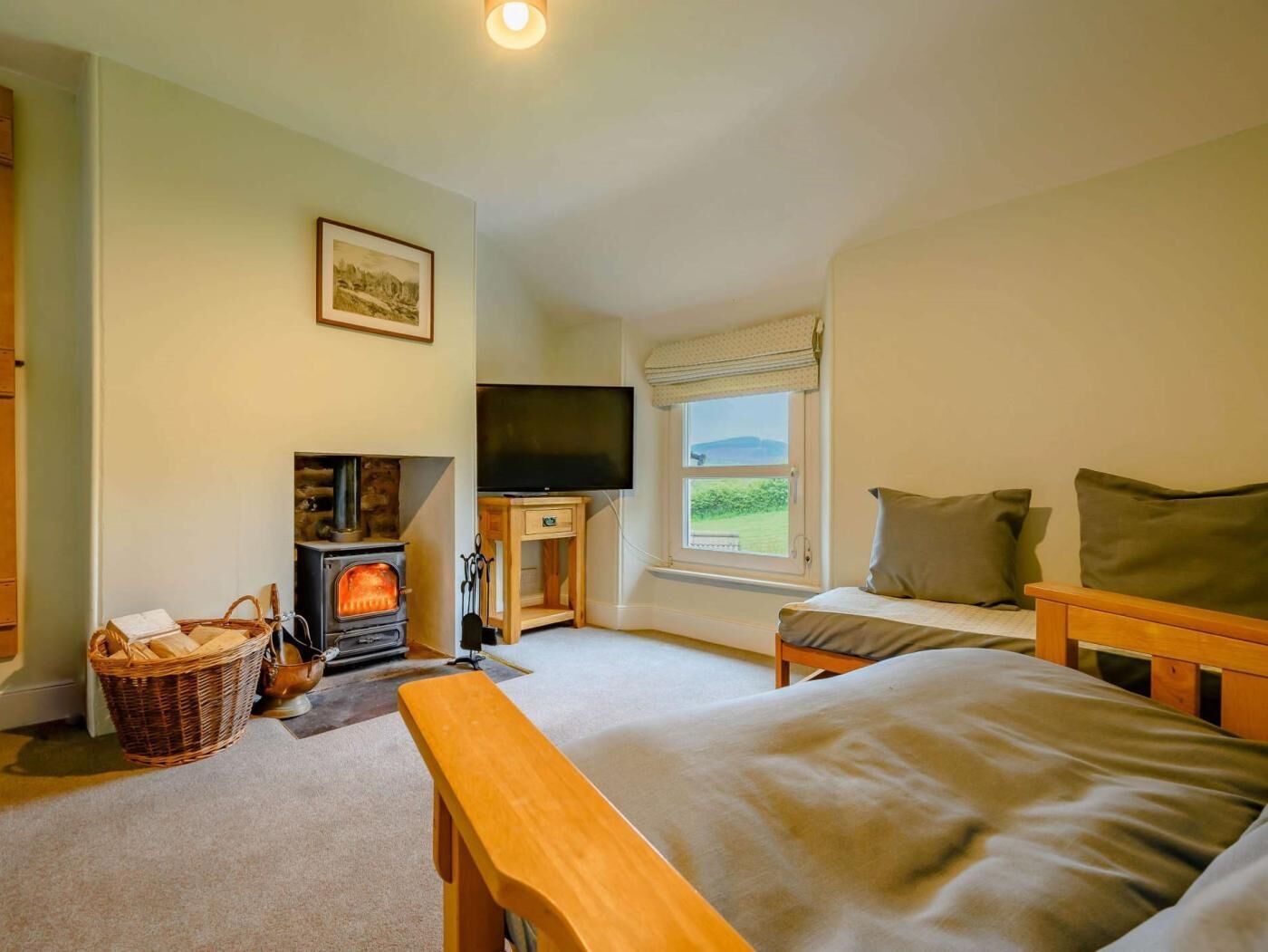 2 bedrooms, travel cot, free WiFi, bed sheets