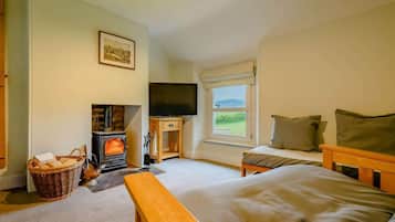 2 bedrooms, travel cot, free WiFi, bed sheets